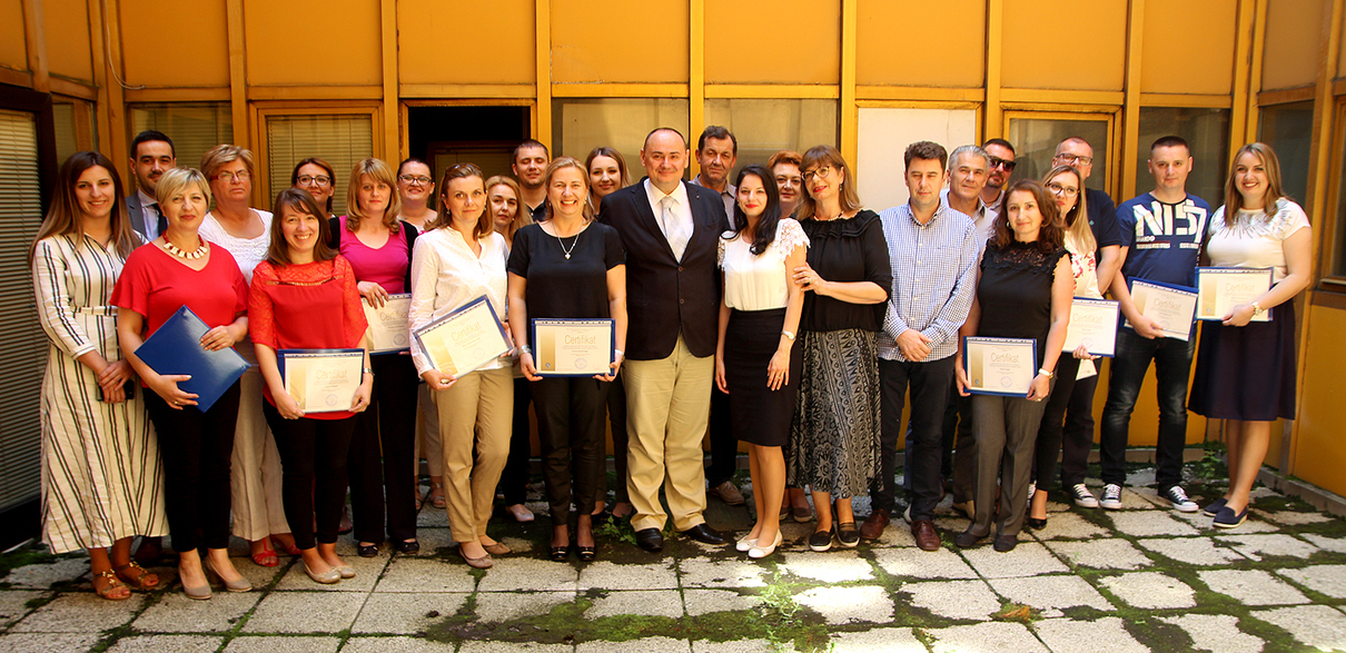 Polaznice i polaznici obuke s certifikatima u društvu direktora AKAZ-a Ahmeda Nove i  Melke Mercvajler iz AKAZ-a poziraju za zajedničku fotografiju