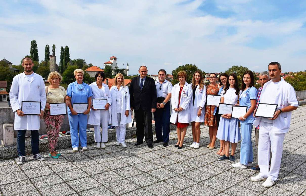 Direktor AKAZ-a Ahmed Novo sa uposlenicima Doma zdravlja Gradačac i direktoricom Almom Šarkić i predstavnicima timova porodične medicine koji su dobili certifikate i akreditacije