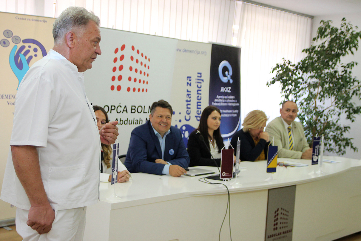 Direktor Opće bolnice Zlatko Kravić na početku okruglog stola pozdravlja prisutne