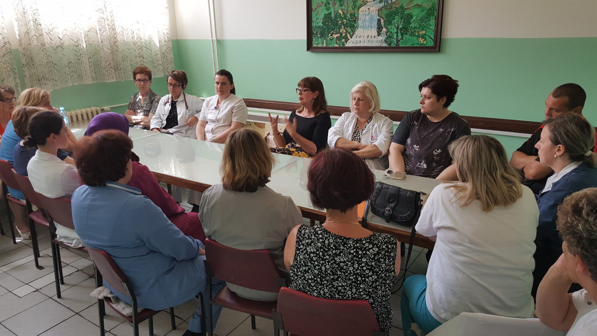 Melka Mercvajler sa kolegicama i kolegama iz porodične medicine DZ Bosanski Petrovac.
