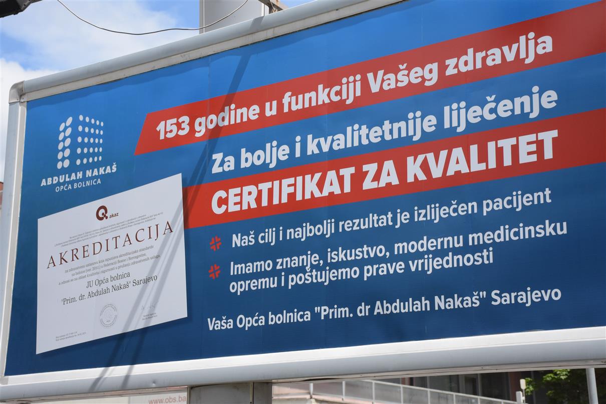 Billboard ispred Opće bolnice „Prim.dr. Abdulah Nakaš“ u Sarajevu sa prikazom AKAZ-ove akreditacije